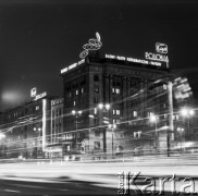 Lata 60., Warszawa, Polska.
Ulica Marszałkowska, budynek przy ulicy Pięknej.
Fot. Edward Grochowicz, zbiory Ośrodka KARTA