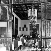 Lata 60., Warszawa, Polska.
Restauracja Kongresowa w Pałacu Kultury i Nauki.
Fot. Edward Grochowicz, zbiory Ośrodka KARTA