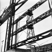 1965, Warszawa, Polska.
Budowa Ściany Wschodniej, na zdjęciu robotnicy montują metalową konstrukcję.
Fot. Edward Grochowicz, zbiory Ośrodka KARTA