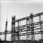 1965, Warszawa, Polska.
Budowa Ściany Wschodniej, na zdjęciu robotnicy montują metalową konstrukcję.
Fot. Edward Grochowicz, zbiory Ośrodka KARTA