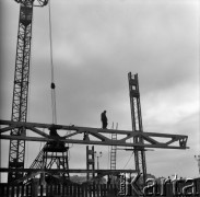 1965, Warszawa, Polska.
Budowa Ściany Wschodniej, na zdjęciu robotnicy montują metalową konstrukcję.
Fot. Edward Grochowicz, zbiory Ośrodka KARTA