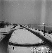 1965, Warszawa, Polska.
Wybrzeże Gdańskie przed wybudowaniem Wisłostrady, widok z mostu Śląsko-Dąbrowskiego, z prawej Wisła.
Fot. Edward Grochowicz, zbiory Ośrodka KARTA