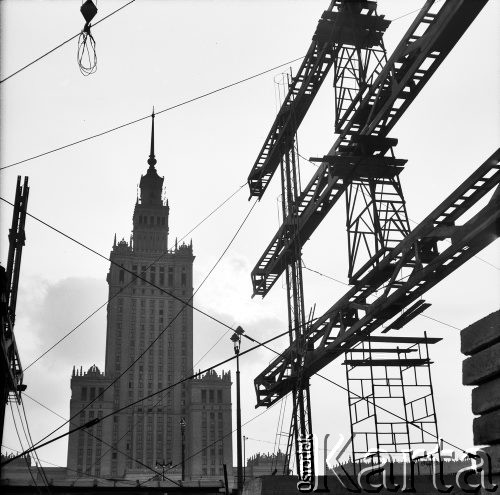 1965, Warszawa, Polska.
Budowa Ściany Wschodniej, w głębi Pałac Kultury i Nauki.
Fot. Edward Grochowicz, zbiory Ośrodka KARTA
