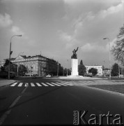 Lata 60., Warszawa, Polska.
Pomnik Lotnika przy ulicy Wawelskiej i Żwirki i Wigury.
Fot. Edward Grochowicz, zbiory Ośrodka KARTA