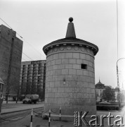 Lata 60., Warszawa, Polska.
Studnia (tzw. Gruba Kaśka) w alei Świerczewskiego (obecnie aleja Solidarności) przy placu Dzierżyńskiego (obecnie plac Bankowy).
Fot. Edward Grochowicz, zbiory Ośrodka KARTA