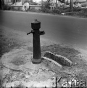 Lata 60., Warszawa, Polska.
Pompa uliczna.
Fot. Edward Grochowicz, zbiory Ośrodka KARTA