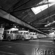 Lata 60., Warszawa, Polska.
Zajezdnia autobusowa.
Fot. Edward Grochowicz, zbiory Ośrodka KARTA