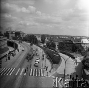 Lata 60., Warszawa, Polska.
Trasa W-Z, ulica Nowy Zjazd i Mariensztat (z prawej) - widok z placu Zamkowego.
Fot. Edward Grochowicz, zbiory Ośrodka KARTA