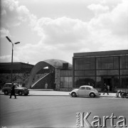 Lata 60., Warszawa, Polska.
Przystanek PKP Warszawa Stadion. Widoczny biały Volkswagen 