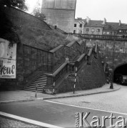 Lata 60., Warszawa, Polska.
Schody przy tunelu Trasy W-Z przy placu Zamkowym.
Fot. Edward Grochowicz, zbiory Ośrodka KARTA