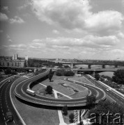 Lata 60., Warszawa, Polska.
Most Poniatowskiego, zjazd z mostu na stronę ulicy Solec, z lewej ulica Wioślarska.
Fot. Edward Grochowicz, zbiory Ośrodka KARTA
