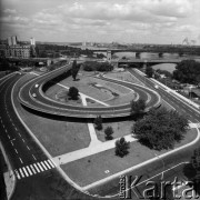 Lata 60., Warszawa, Polska.
Most Poniatowskiego, zjazd z mostu na stronę ulicy Solec, z lewej ulica Wioślarska.
Fot. Edward Grochowicz, zbiory Ośrodka KARTA