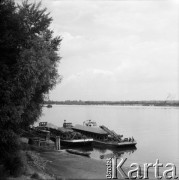 Lata 60., Warszawa, Polska.
Pogłębiarki na Wiśle.
Fot. Edward Grochowicz, zbiory Ośrodka KARTA