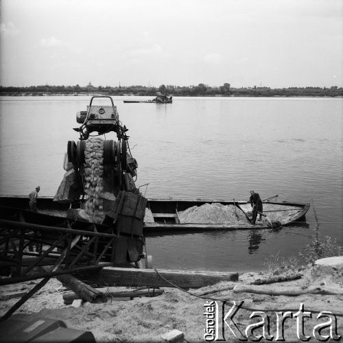 Lata 60., Warszawa, Polska.
Pogłębiarki na Wiśle.
Fot. Edward Grochowicz, zbiory Ośrodka KARTA