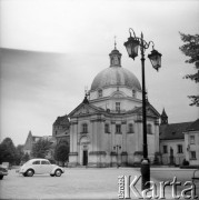 Lata 60., Warszawa, Polska.
Kościół św. Kazimierza na Rynku Nowego Miasta. Widoczny biały Volkswagen 