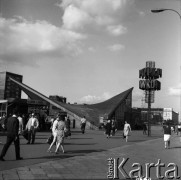 Lata 60., Warszawa, Polska.
Przystanek PKP Warszawa Ochota przy placu Zawiszy.
Fot. Edward Grochowicz, zbiory Ośrodka KARTA