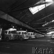 Lata 60., Warszawa, Polska.
Zajezdnia autobusowa.
Fot. Edward Grochowicz, zbiory Ośrodka KARTA