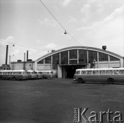 Lata 60., Warszawa, Polska.
Zajezdnia autobusowa.
Fot. Edward Grochowicz, zbiory Ośrodka KARTA