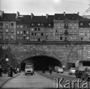 Lata 60., Warszawa, Polska.
Trasa W-Z przy placu Zamkowym.
Fot. Edward Grochowicz, zbiory Ośrodka KARTA