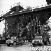 Lata 60., Warszawa, Polska.
Piaskarnia nad Wisłą, na zdjęciu załadunek piasku z dna Wisły na ciężarówki.
Fot. Edward Grochowicz, zbiory Ośrodka KARTA