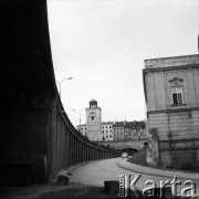 Lata 60., Warszawa, Polska.
Ulica Grodzka, z lewej Trasa W-Z, z prawej Pałac pod Blachą, w głębi dzwonnica kościoła św. Anny przy placu Zamkowym.
Fot. Edward Grochowicz, zbiory Ośrodka KARTA