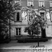 Lata 60., Warszawa, Polska.
Fasada kamienicy na Rynku Nowego Miasta.
Fot. Edward Grochowicz, zbiory Ośrodka KARTA