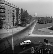 Lata 60., Warszawa, Polska.
Widok z Mostu Poniatowskiego na ulicę Wybrzeże Kościuszkowskie, z lewej budynek przy alei 3 Maja.
Fot. Edward Grochowicz, zbiory Ośrodka KARTA