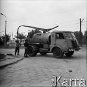 Lata 60., Warszawa, Polska.
Samochód Miejskiego Przedsiębiorstwa Wodociągów i Kanalizacji - wywóz szamba. 
Fot. Edward Grochowicz, zbiory Ośrodka KARTA