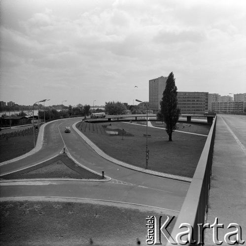 Lata 60., Warszawa, Polska.
Zjazd z Mostu Poniatowskiego na stronę ulicy Solec.
Fot. Edward Grochowicz, zbiory Ośrodka KARTA