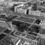 Ok. 1967, Warszawa, Polska.
Panorama miasta z 30 piętra Pałacu Kultury i Nauki, na zdjęciu aleje Jerozolimskie i Hotel Polonia.
Fot. Edward Grochowicz, zbiory Ośrodka KARTA