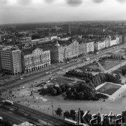 Ok. 1967, Warszawa, Polska.
Aleje Jerozolimskie, u dołu ulica Marszałkowska. Widok z wieżowca na Ścianie Wschodniej.
Fot. Edward Grochowicz, zbiory Ośrodka KARTA