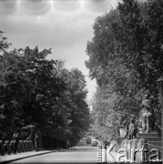 Lata 60., Warszawa, Polska.
Ulica Agrykola, z prawej pomnik króla Jana III Sobieskiego.
Fot. Edward Grochowicz, zbiory Ośrodka KARTA