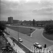 Lata 60., Warszawa, Polska.
Zjazd z Mostu Poniatowskiego, z lewej ulica Solec.
Fot. Edward Grochowicz, zbiory Ośrodka KARTA