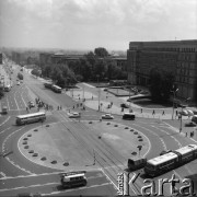 Ok. 1967, Warszawa, Polska.
Rondo na skrzyżowaniu Alej Jerozolimskich i Nowego Światu, z prawej gmach Komitetu Centralnego Polskiej Zjednoczonej Partii Robotniczej.
Fot. Edward Grochowicz, zbiory Ośrodka KARTA