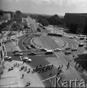 Ok. 1967, Warszawa, Polska.
Rondo na skrzyżowaniu Alej Jerozolimskich i Nowego Światu, z prawej gmach Komitetu Centralnego Polskiej Zjednoczonej Partii Robotniczej.
Fot. Edward Grochowicz, zbiory Ośrodka KARTA