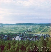 Lata 80., Chęciny, Polska.
Panorama miasteczka i okolicy - widok z baszty zamku w Chęcinach.
Fot. Edward Grochowicz, zbiory Ośrodka KARTA