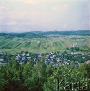 Lata 80., Chęciny, Polska.
Panorama miasteczka i okolicy - widok z baszty zamku w Chęcinach.
Fot. Edward Grochowicz, zbiory Ośrodka KARTA