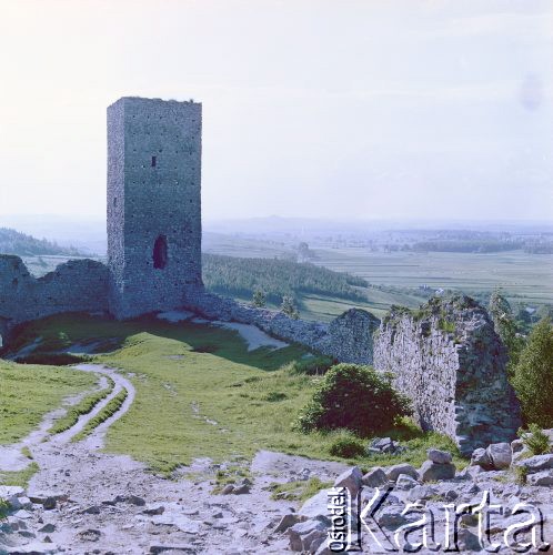 Lata 80., Chęciny, Polska.
Ruiny zamku.
Fot. Edward Grochowicz, zbiory Ośrodka KARTA