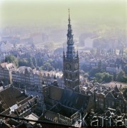 Lata 80., Gdańsk, Polska.
Panorama Starego Miasta z wieży Bazyliki konkatedralnej Wniebowzięcia Najświętszej Maryi Panny, na zdjęciu Ratusz i ulica Długi Targ.
Fot. Edward Grochowicz, zbiory Ośrodka KARTA