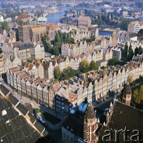 Lata 80., Gdańsk, Polska.
Panorama Starego Miasta z wieży Bazyliki konkatedralnej Wniebowzięcia Najświętszej Maryi Panny.
Fot. Edward Grochowicz, zbiory Ośrodka KARTA