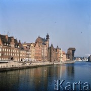 Lata 80., Gdańsk, Polska.
Długie Pobrzeże nad Motławą, w głębi Żuraw.
Fot. Edward Grochowicz, zbiory Ośrodka KARTA