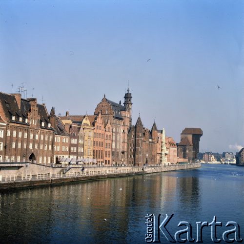 Lata 80., Gdańsk, Polska.
Długie Pobrzeże nad Motławą, w głębi Żuraw.
Fot. Edward Grochowicz, zbiory Ośrodka KARTA