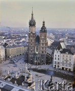 Lata 80., Kraków, Polska.
Kościół Wniebowzięcia Najświętszej Marii Panny (kościół Mariacki) na Rynku Głównym, z prawej pomnik Adama Mickiewicza.
Fot. Edward Grochowicz, zbiory Ośrodka KARTA