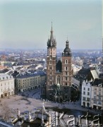 Lata 80., Kraków, Polska.
Kościół Wniebowzięcia Najświętszej Marii Panny (kościół Mariacki) na Rynku Głównym, z prawej pomnik Adama Mickiewicza.
Fot. Edward Grochowicz, zbiory Ośrodka KARTA