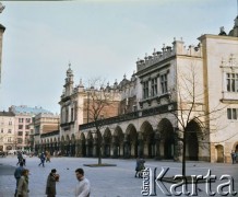 Lata 80., Kraków, Polska.
Sukiennice na Rynku Głównym.
Fot. Edward Grochowicz, zbiory Ośrodka KARTA