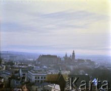 Lata 80., Kraków, Polska.
Panorama miasta z Wieży Ratuszowej na Rynku, na zdjęciu Wawel i Bazylika archikatedralna św. Stanisława i św. Wacława (Katedra Wawelska).
Fot. Edward Grochowicz, zbiory Ośrodka KARTA