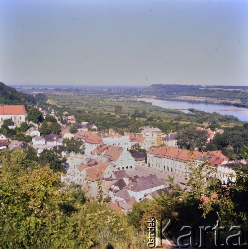 Lata 80., Kazimierz Dolny nad Wisłą, Polska.
Panorama miasteczka, widoczny Rynek.
Fot. Edward Grochowicz, zbiory Ośrodka KARTA