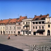 Lata 80., Kazimierz Dolny nad Wisłą, Polska.
Rynek.
Fot. Edward Grochowicz, zbiory Ośrodka KARTA