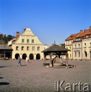 Lata 80., Kazimierz Dolny nad Wisłą, Polska.
Rynek.
Fot. Edward Grochowicz, zbiory Ośrodka KARTA