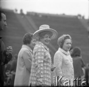Lata 60., Warszawa, Polska.
Aktorka Hanka Bielicka na Stadionie Dziesięciolecia.
Fot. Edward Grochowicz, zbiory Ośrodka KARTA.